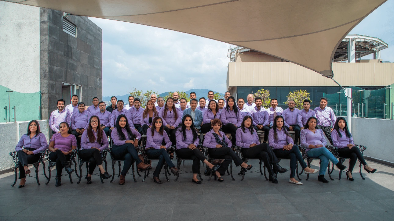 Equipo de ingenieros y colaboradores de CCA especializados en automatización industrial
